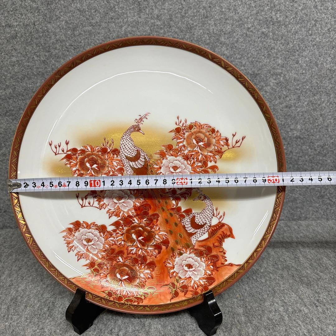 九谷焼の飾り皿　孔雀と牡丹、金彩