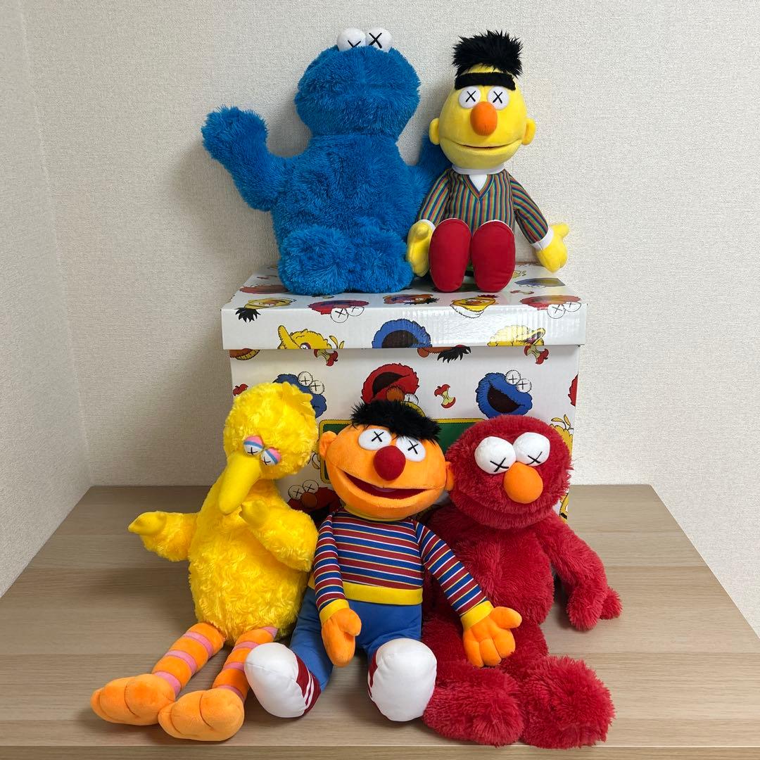 KAWS セサミストリート　UNIQLO ぬいぐるみ