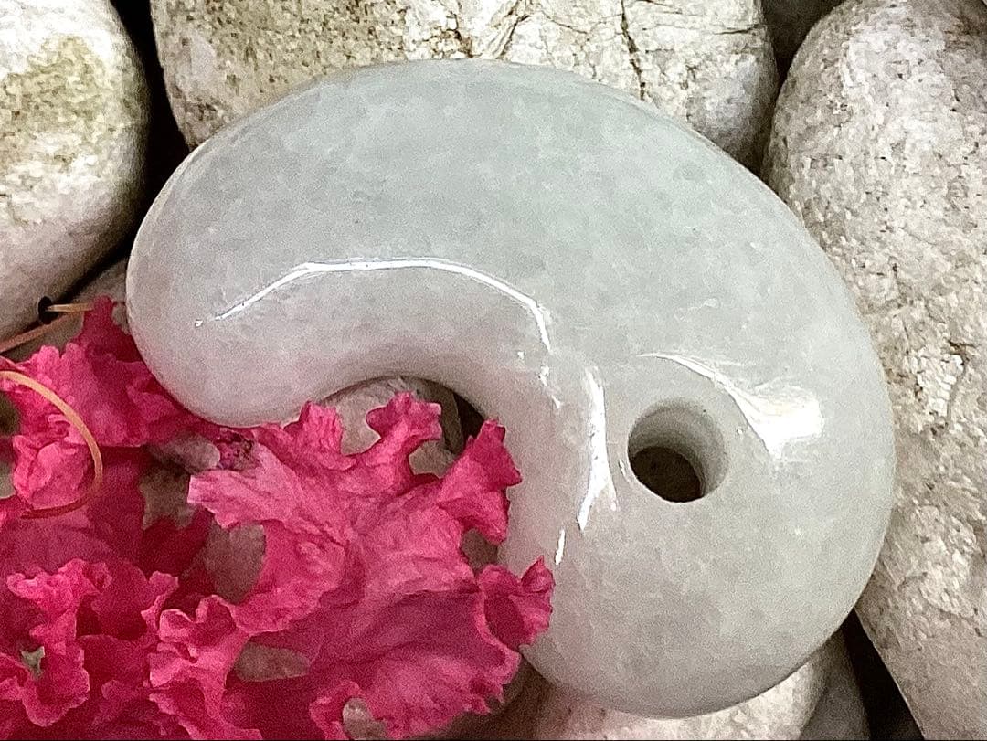 ✳40万円以上の勾玉‼️糸魚川翡翠*本物硬玉　お守りにアイスジェイド氷紋様　鑑別書