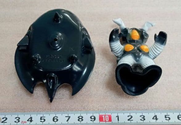 ⭕️【入手困難/廃版】✡️怪獣レーサーズゼットン＆UFO(黒成型/白オレンジ塗装