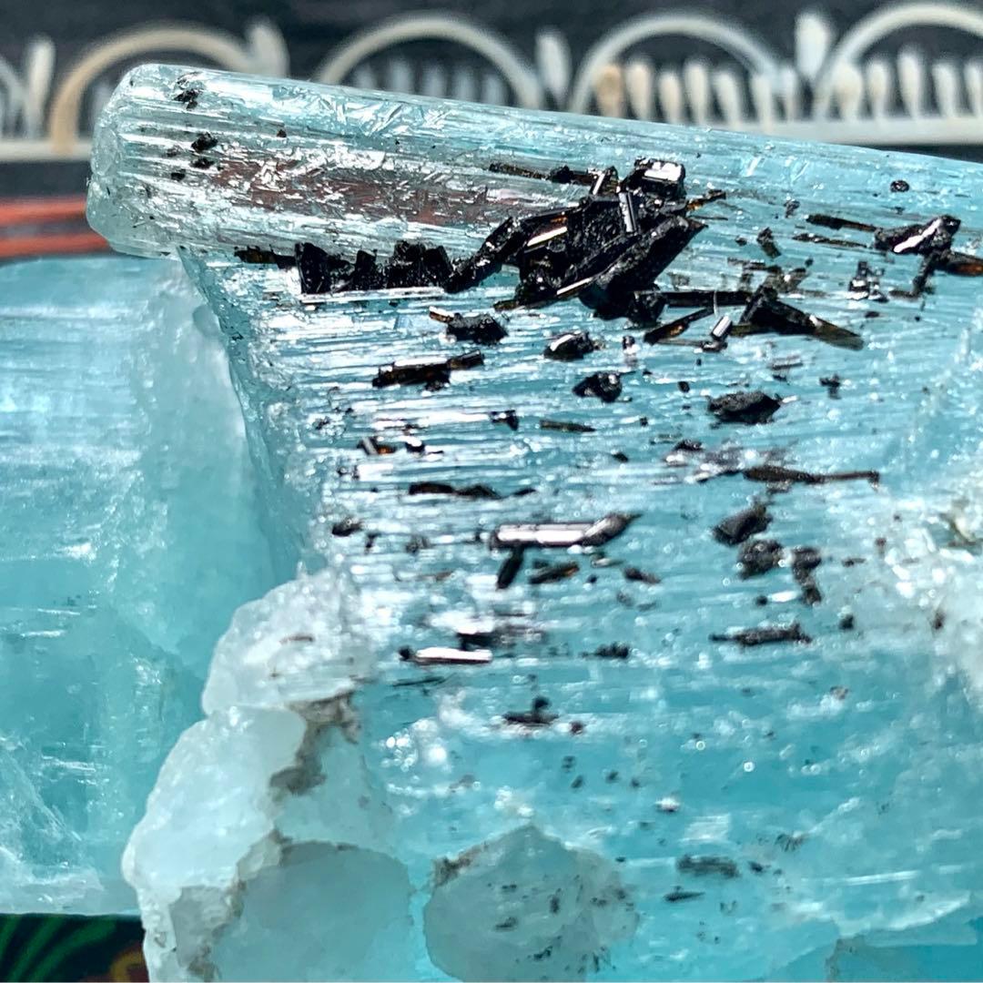 蝕像アクアマリン・バー4原石/巨大結晶/鉱物標本/ブラックトルマリン付/虹入り