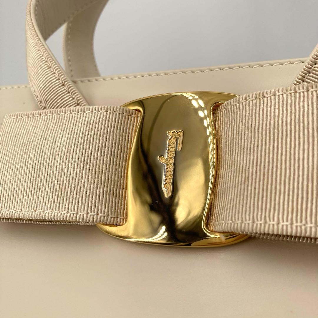 サルヴァトーレフェラガモ ヴァラ 2way レザー ハンドバッグ オフホワイト