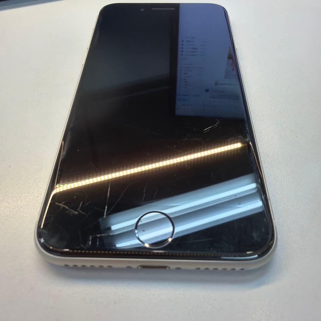 iPhone SE3 64GB スターライト 85% 背面傷大 機能不良無し