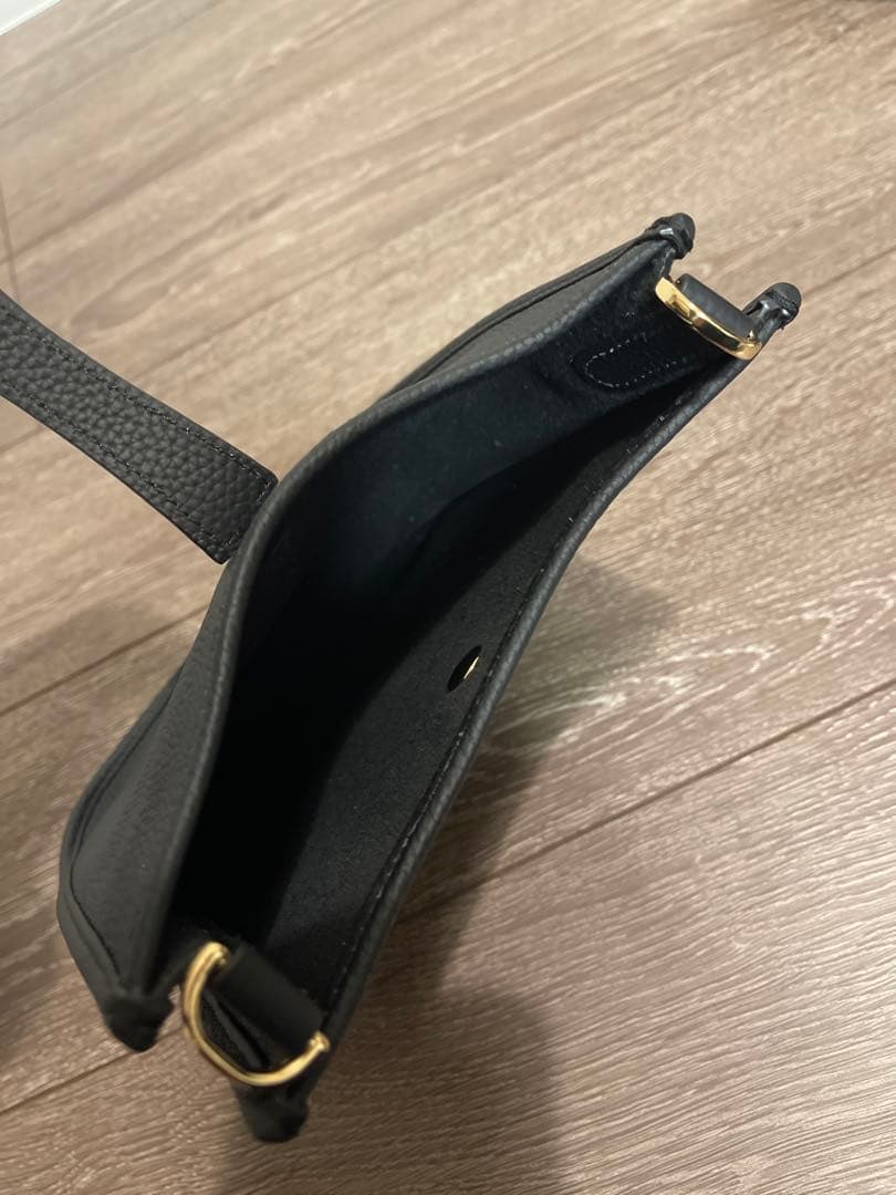 c*o様 黒レザーショルダーバッグ エンボスロゴ