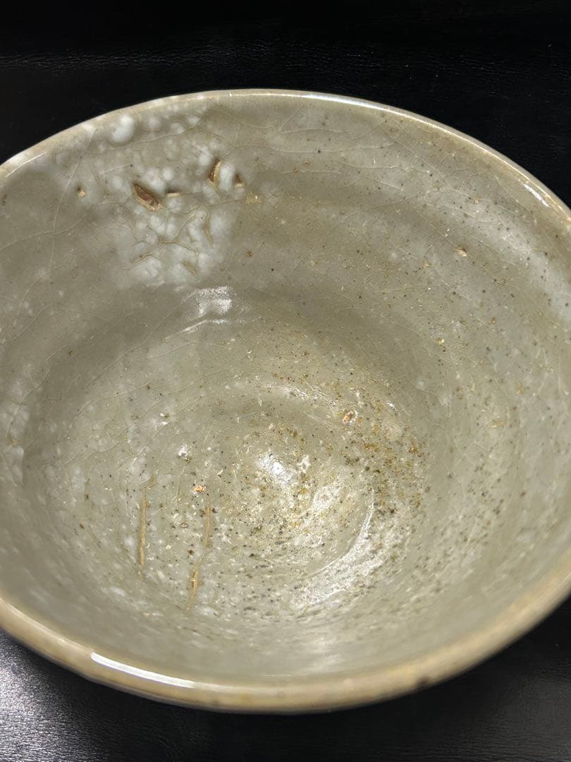 美しい古美術◾️蔵からパラパラ雪が降っているような釉薬の抹茶茶碗が出てきた