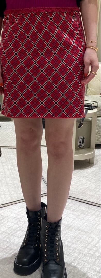 26日までCHANEL 24-25AWシルクスカートレッド&フューシャ　シャネル