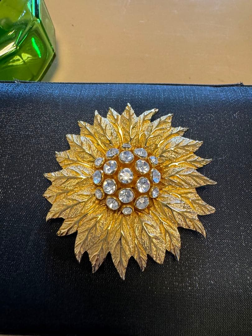 クリスチャン　ディオール　ブローチ　フラワー