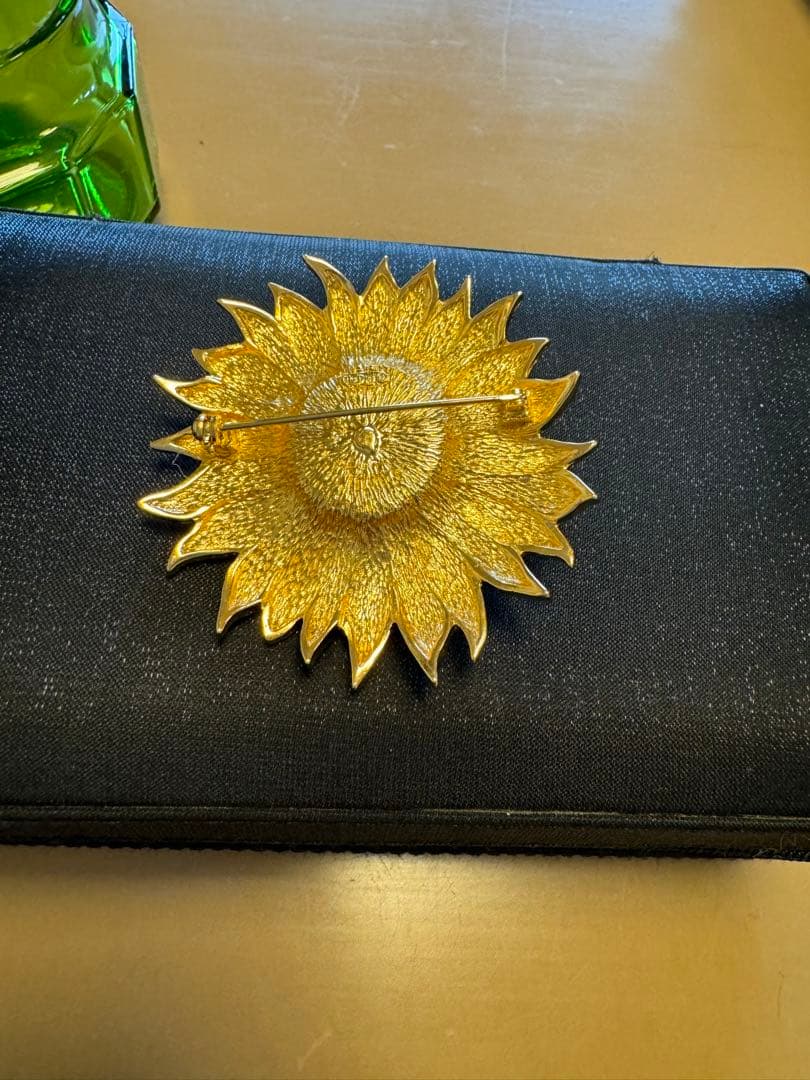 クリスチャン　ディオール　ブローチ　フラワー