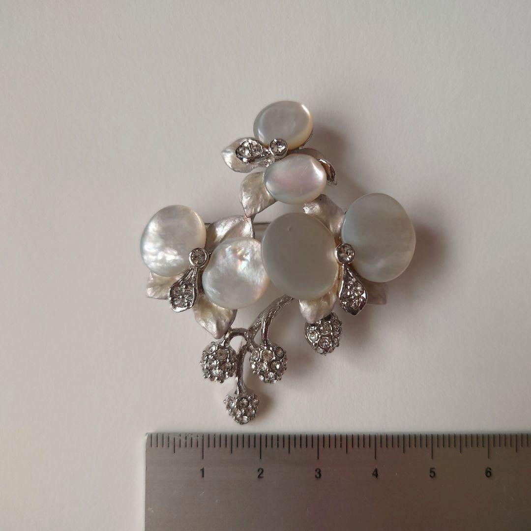 ヴァンドームブティック　ブローチ　胡蝶蘭　白蝶貝