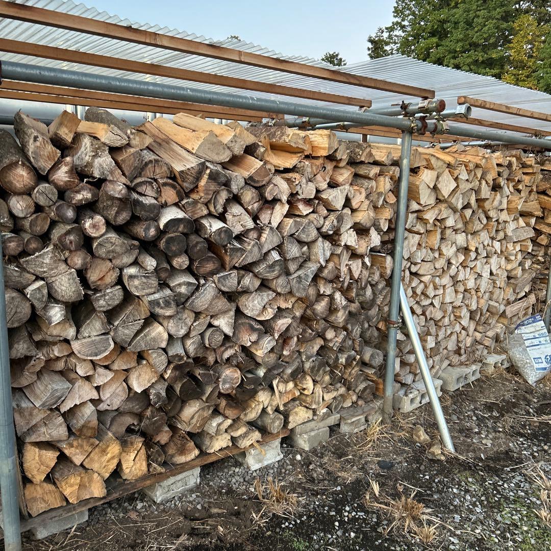 乾燥　薪　1㎥約300k 軽トラ平積み位 宇都宮インター近くです。引取り限定