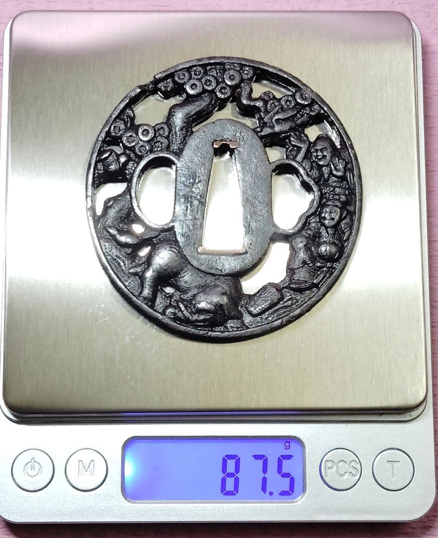 刀装具 鐔 鍔 在銘 友長 鉄地 松 人物図透かし 丸形鐔 時代物