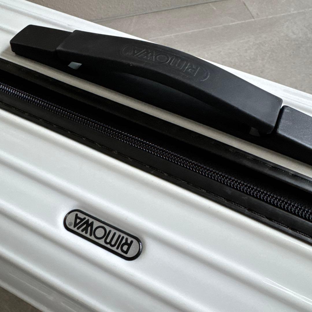 リモワ　機内持ち込みサイズ　スーツケース　ホワイト　ブラック