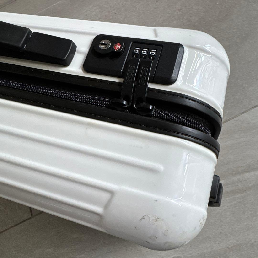リモワ　機内持ち込みサイズ　スーツケース　ホワイト　ブラック
