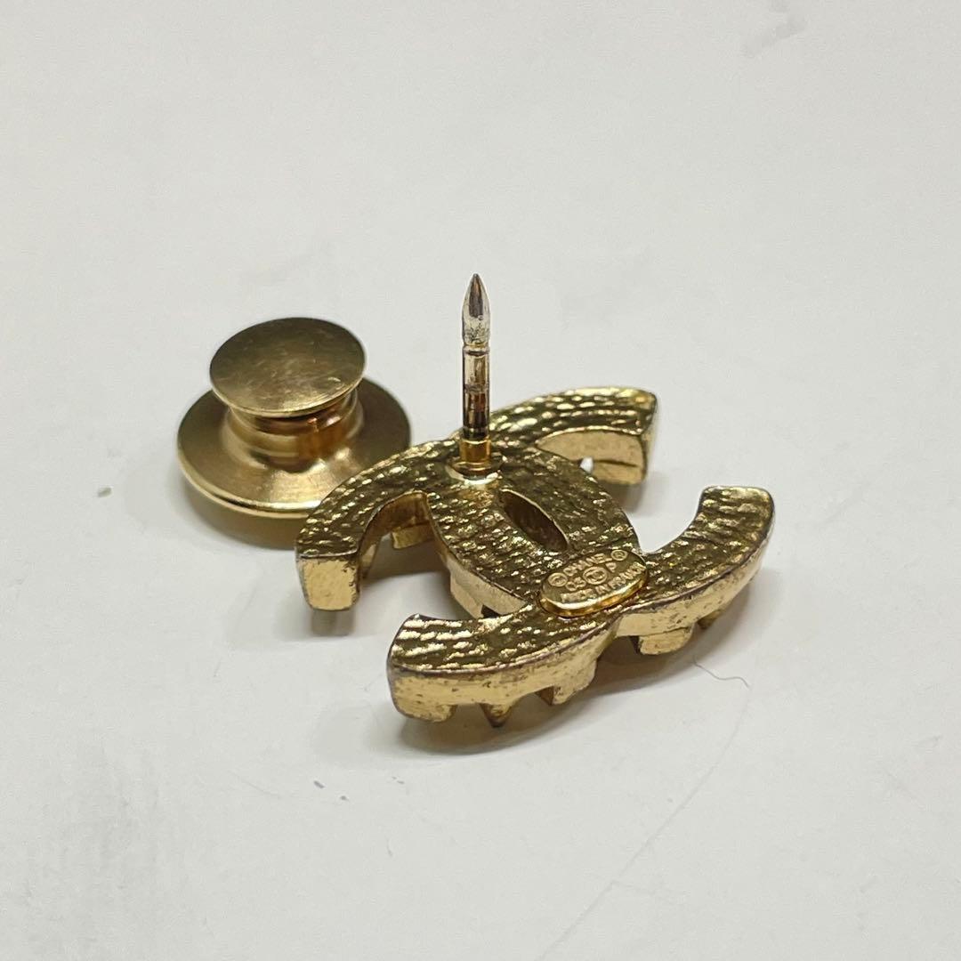 た*や様 CHANEL ゴールド ロゴブローチ