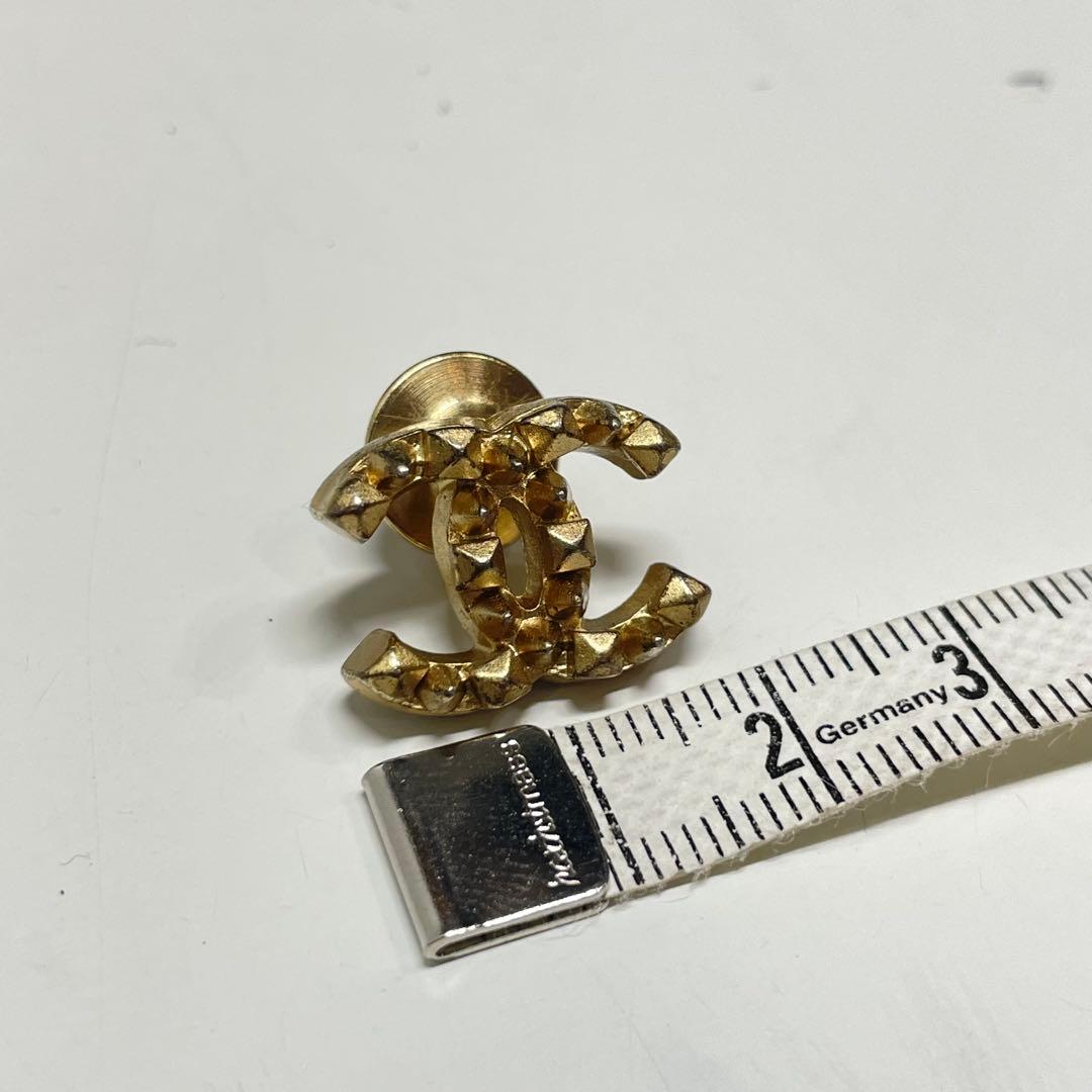 た*や様 CHANEL ゴールド ロゴブローチ