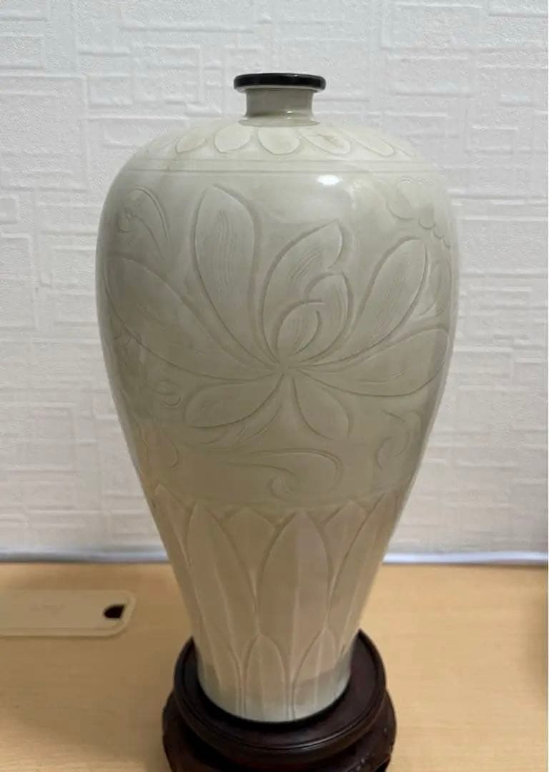 中国 宋時代 定窯白磁 细陰刻花卉文瓶 陶芸古美術 。