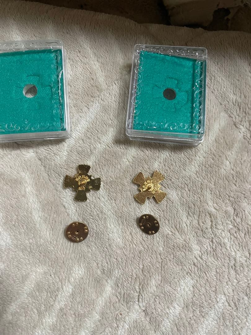 色々な勲章やピンバッチ