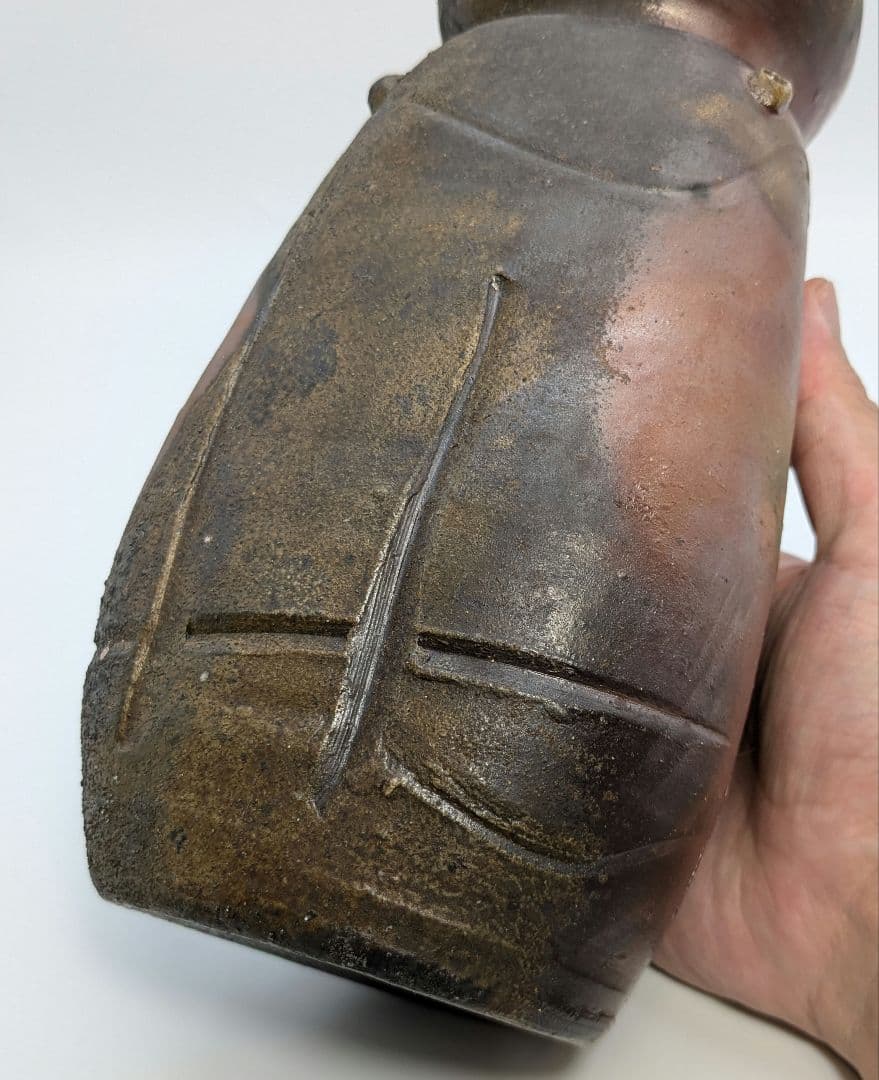 岡山県重要無形文化財 松井與之 備前焼 矢筈口擂座三角花入 共箱共布栞 花瓶