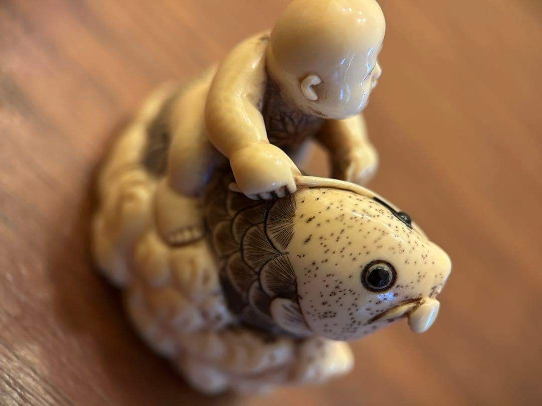 根付 銘「秋月」 唐子大魚乗り 時代物 26g 牙調 提物 精密彫刻