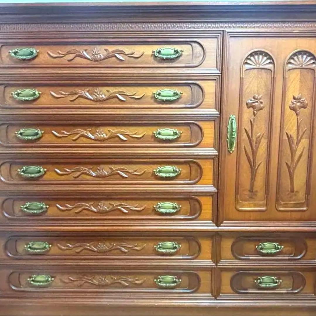 お値下げ！木製彫刻入り大型衣装ダンス　着物用和箪笥　アンティーク　彫刻　和洋