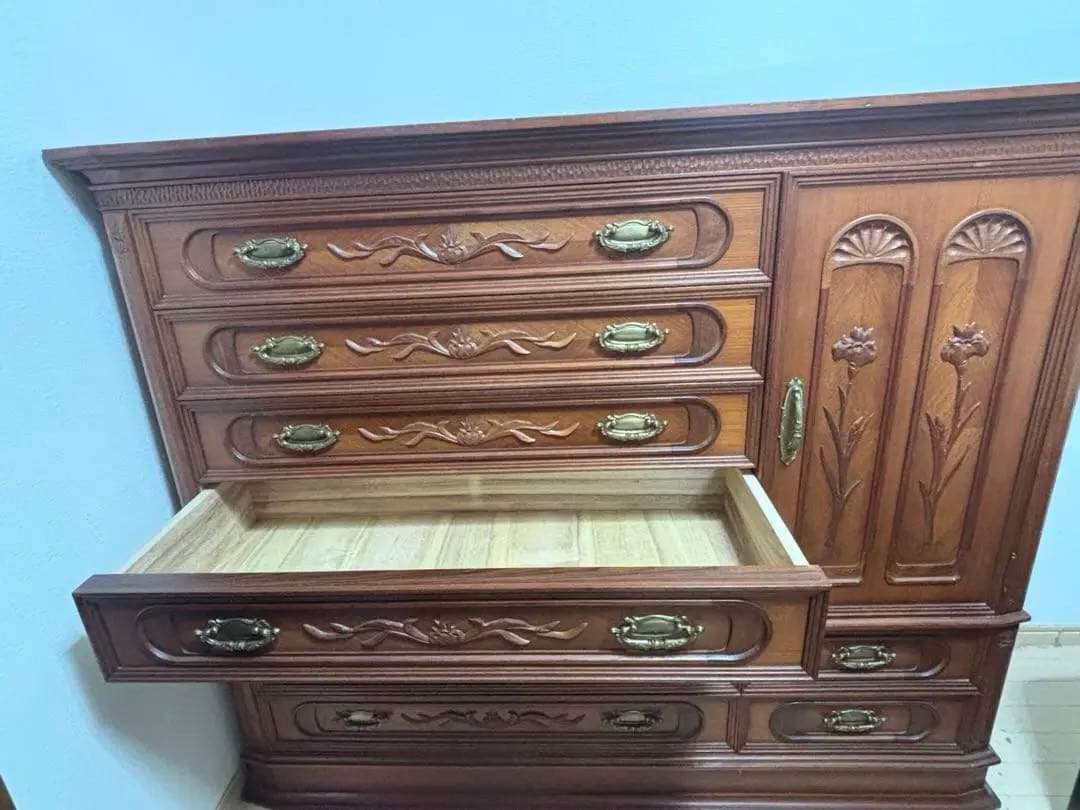 お値下げ！木製彫刻入り大型衣装ダンス　着物用和箪笥　アンティーク　彫刻　和洋