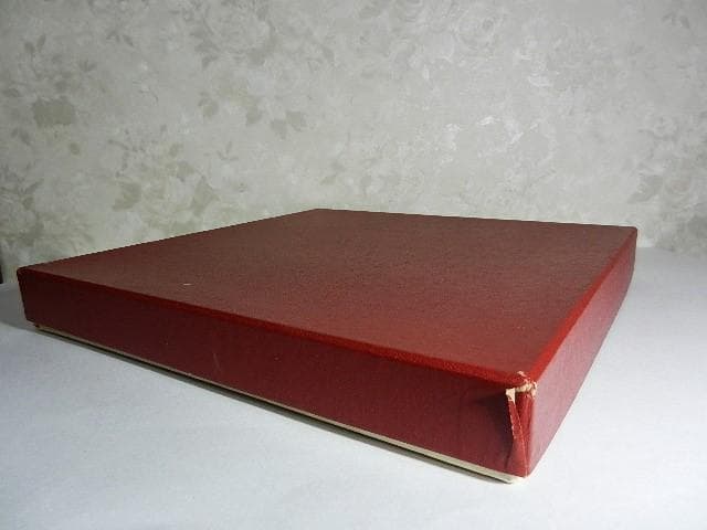 「隅折木製漆器四方盆」（茶道具菓子器？、およそ一辺２２㌢、重さ１３５ｇ）」