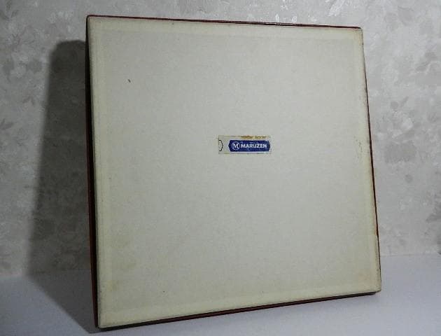 「隅折木製漆器四方盆」（茶道具菓子器？、およそ一辺２２㌢、重さ１３５ｇ）」