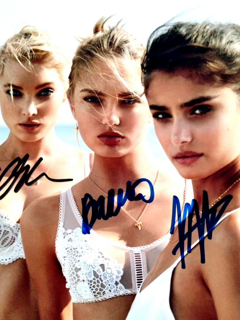 テイラー・マリー・ヒルとエルザ・ホスクとロミー・ストリド直筆サイン入り超大型写真