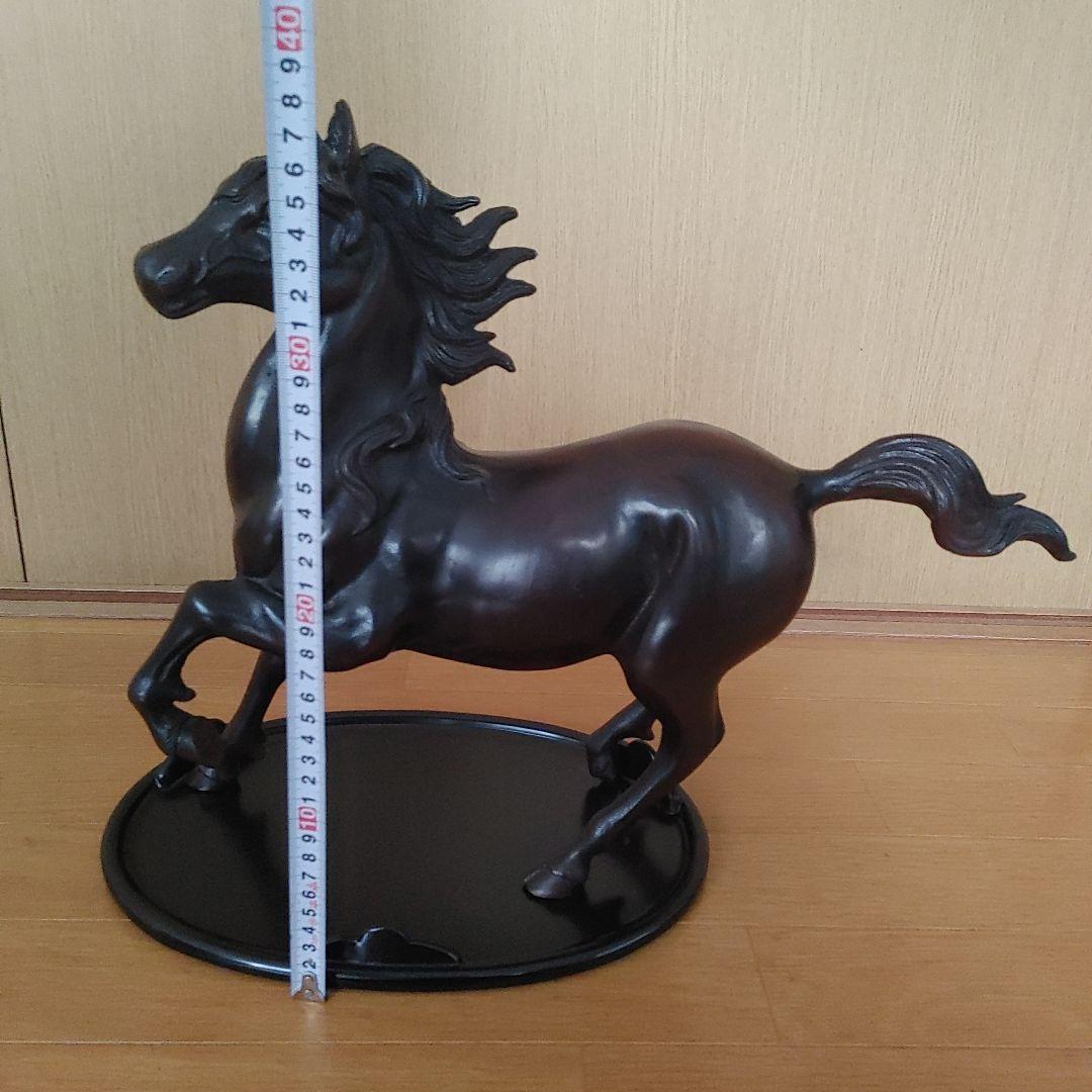 馬の金属製彫刻 走る姿勢