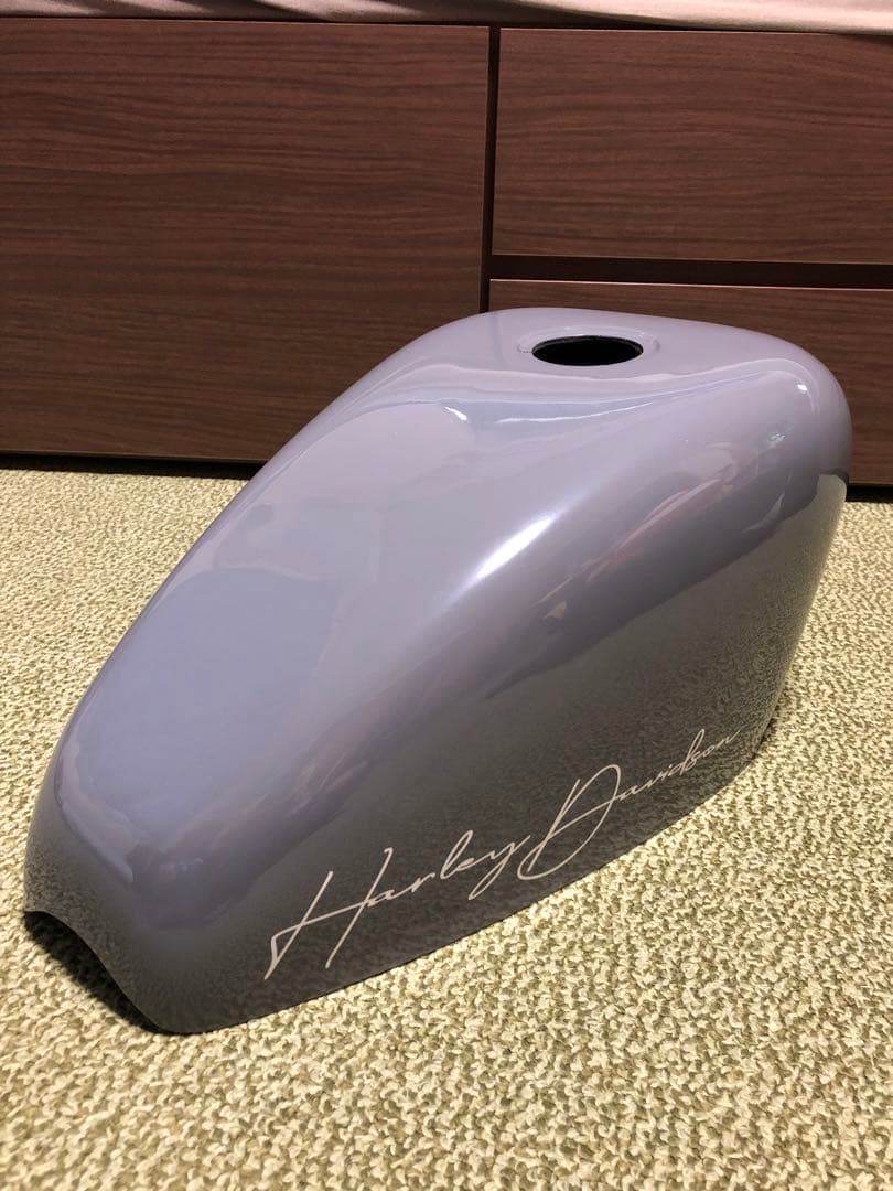 サイモンカスタム　タンクカバー グロスグレー/ホワイトハンドスクリプト