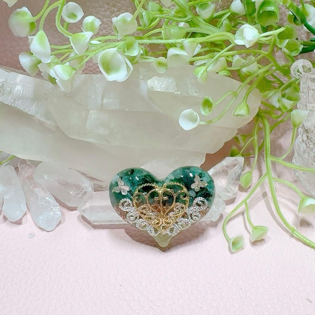 癒しのオルゴナイト❤️エメラルド＋ペリドットのハート型♡