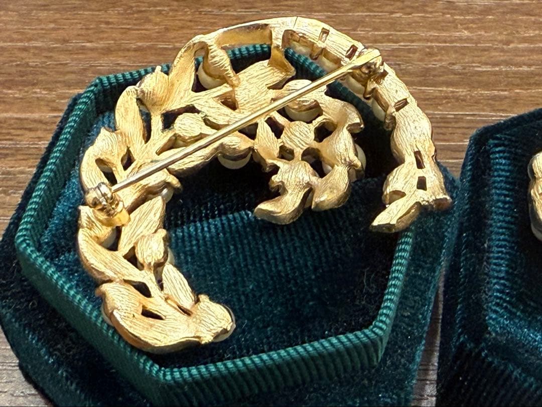 trifari イヤリング・ブローチセット パール　ゴールド