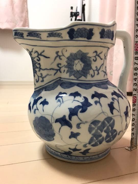 中国明時代　永楽年製　青花(染付)の花柄モンク壺