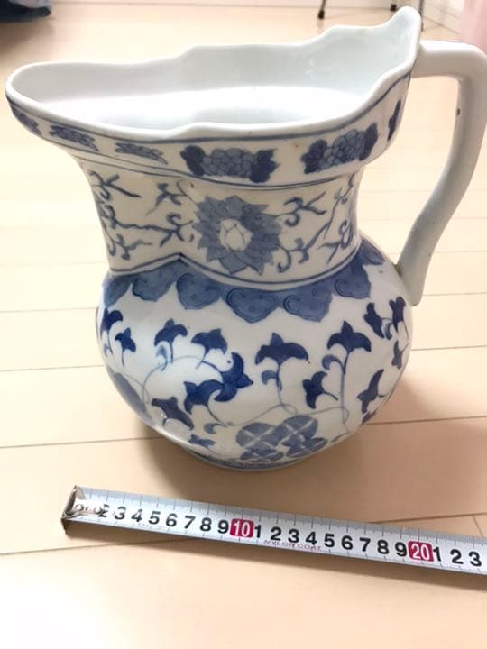 中国明時代　永楽年製　青花(染付)の花柄モンク壺