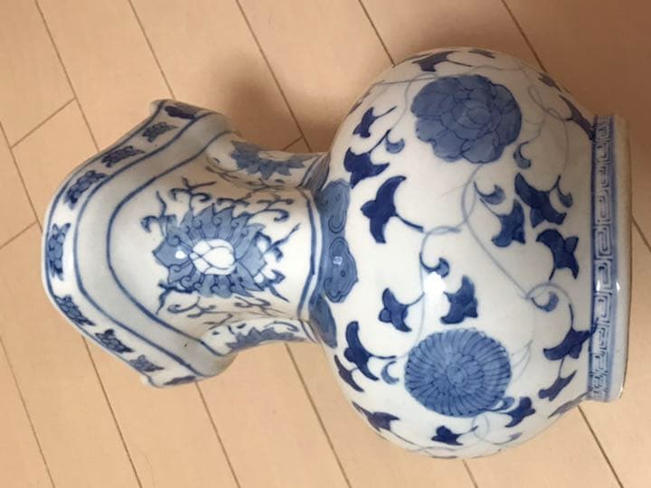 中国明時代　永楽年製　青花(染付)の花柄モンク壺