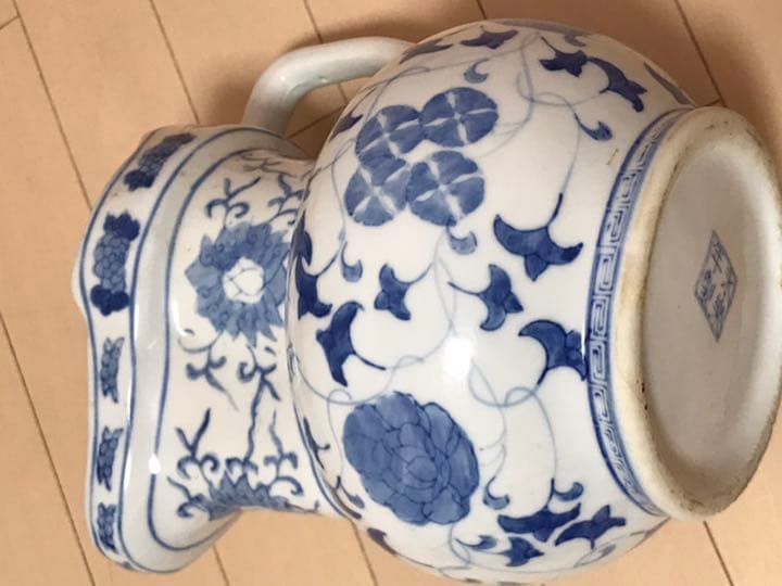 中国明時代　永楽年製　青花(染付)の花柄モンク壺