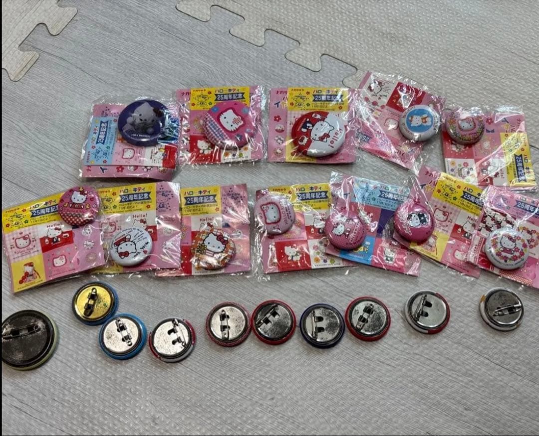 平成レトロキティ缶バッジ22個シール付き
