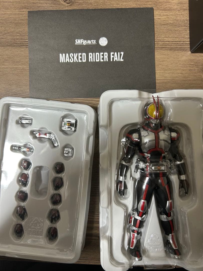 真骨彫刻製法　仮面ライダーファイズ
