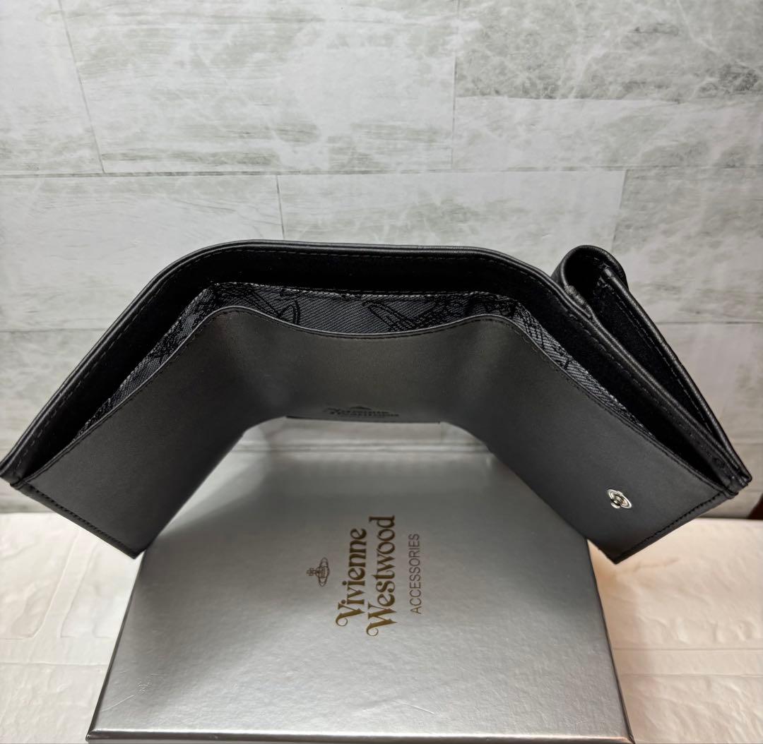 「vivian westwood上質ブラックのエンペロープスタイル三つ折り財布」