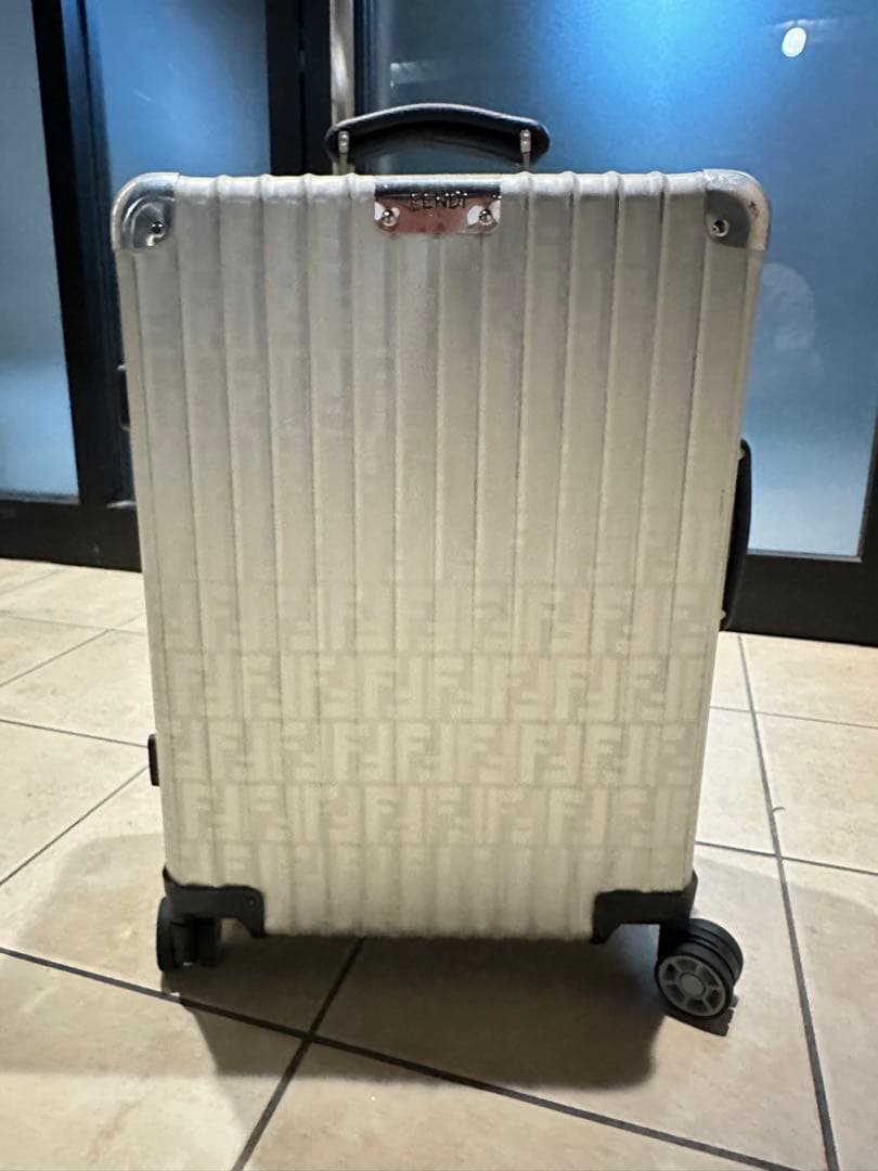 Fendi シルバー キャリーケース 中型