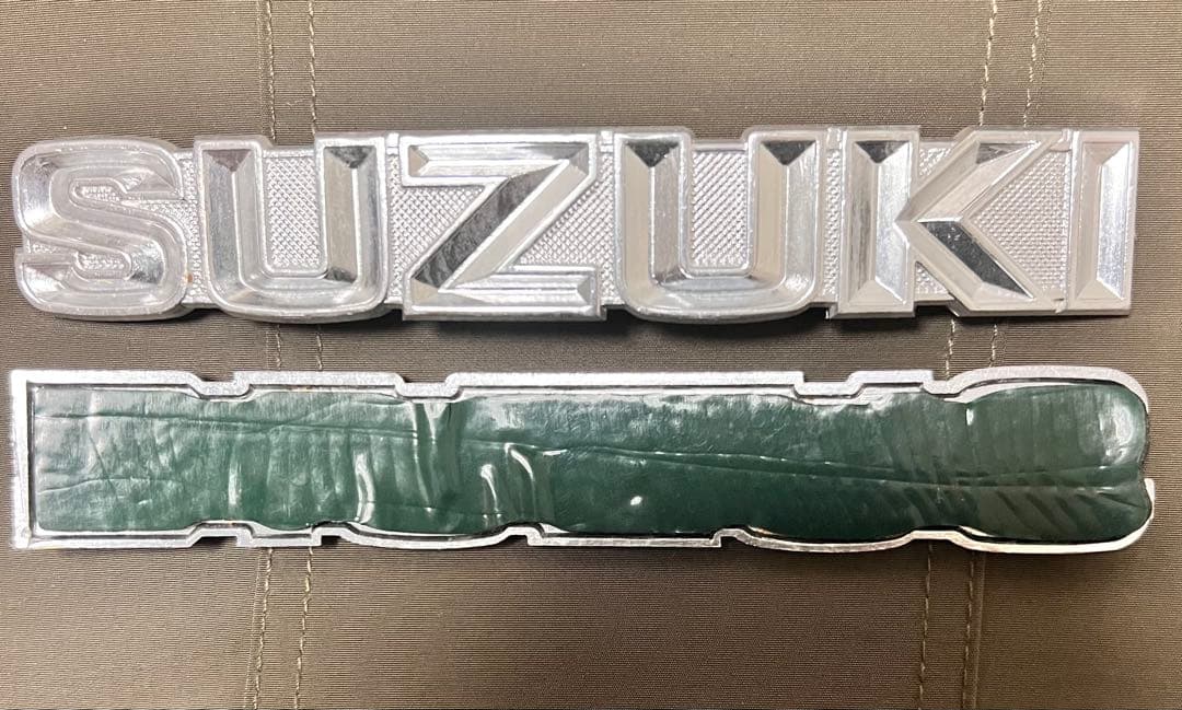 SUZUKI 凹みエンブレム バイクタンク