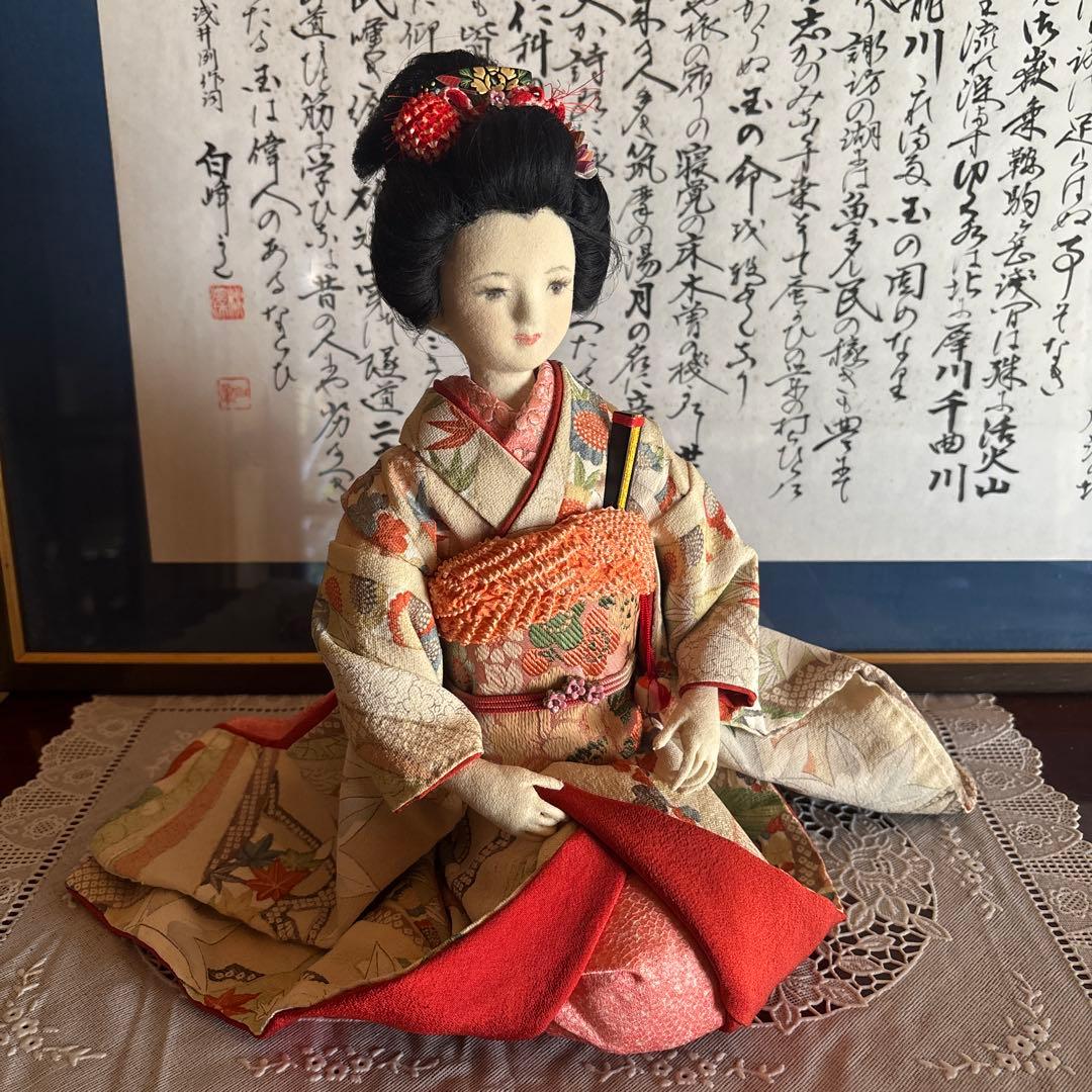 美しい日本人形 赤と多色の衣装