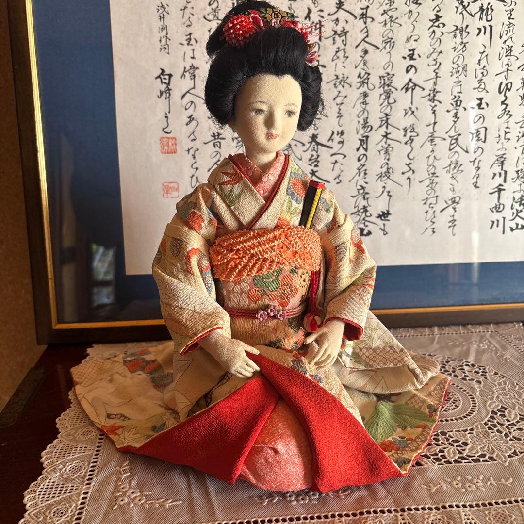 美しい日本人形 赤と多色の衣装