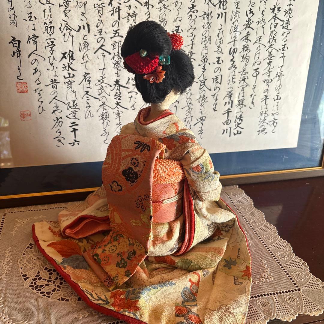 美しい日本人形 赤と多色の衣装