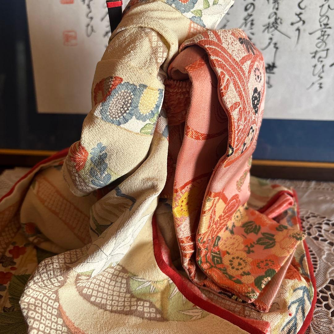 美しい日本人形 赤と多色の衣装