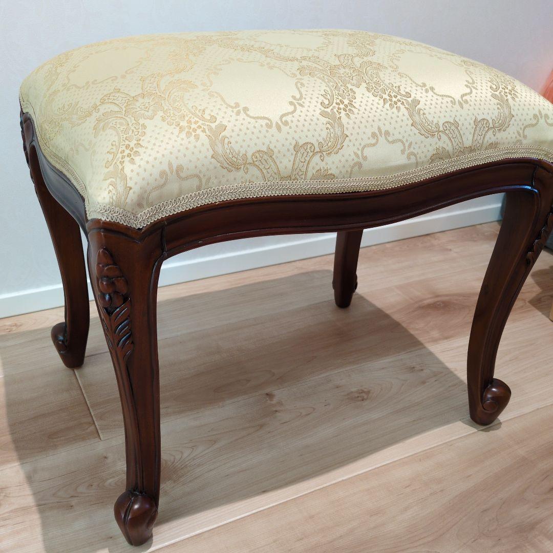 クリーム色の彫刻入りスツール