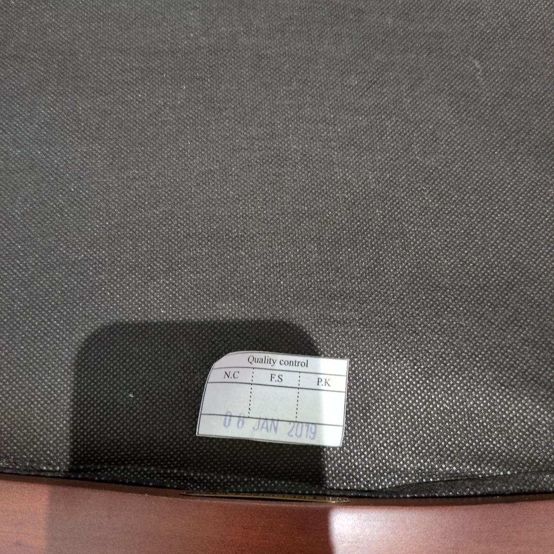 クリーム色の彫刻入りスツール