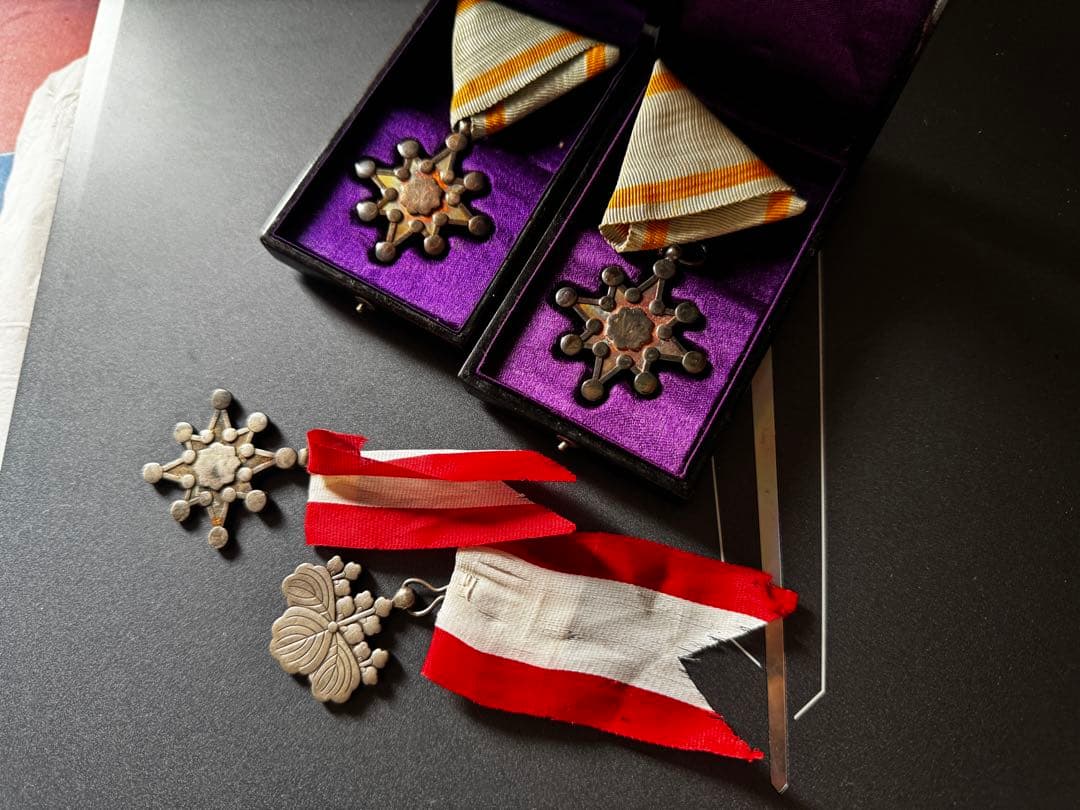 勲八白色桐葉章 勲八等瑞宝章 勲章 4個セット ケース付き 純銀製 63.01g