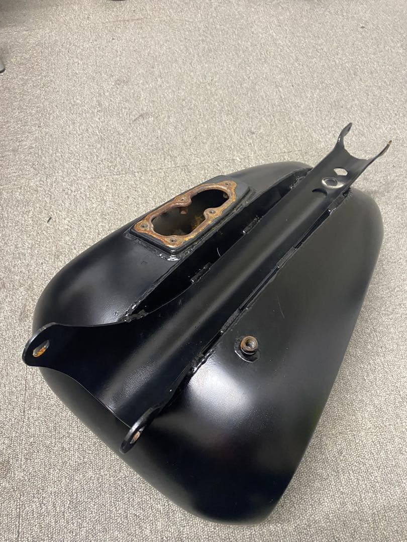 スポーツスター　インジェクション車用　カスタムタンク　凹み　えぐり　錆有