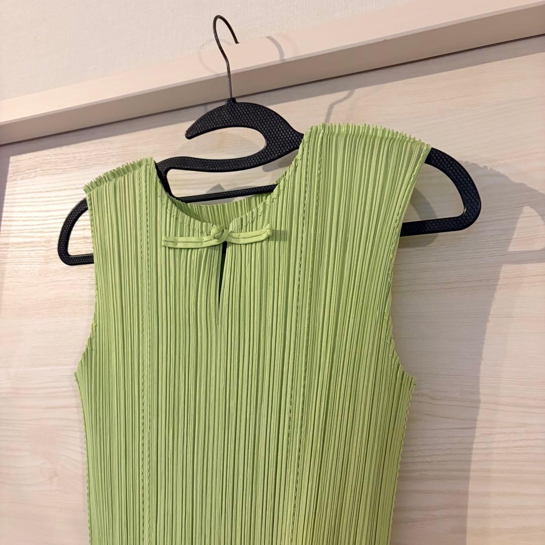 プリーツプリーズ　グリーン　デザイントップス　くるみボタン　チャイナ　美品